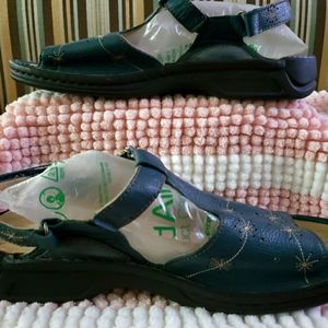 NWT P.W. MINOR Trina blue leather sandals (9.5)